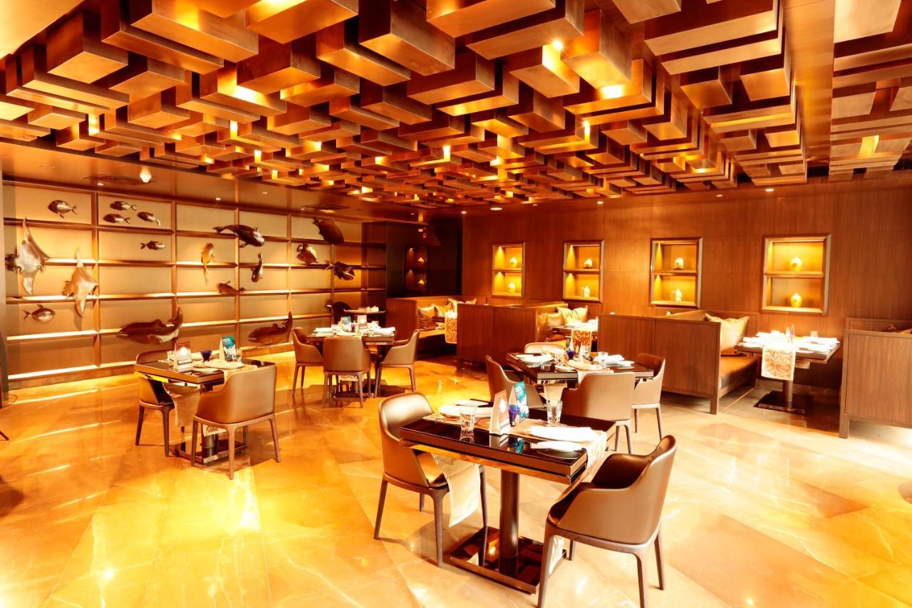 Hotel Sahara Star Mumbai Exterior foto The interior of the restaurant