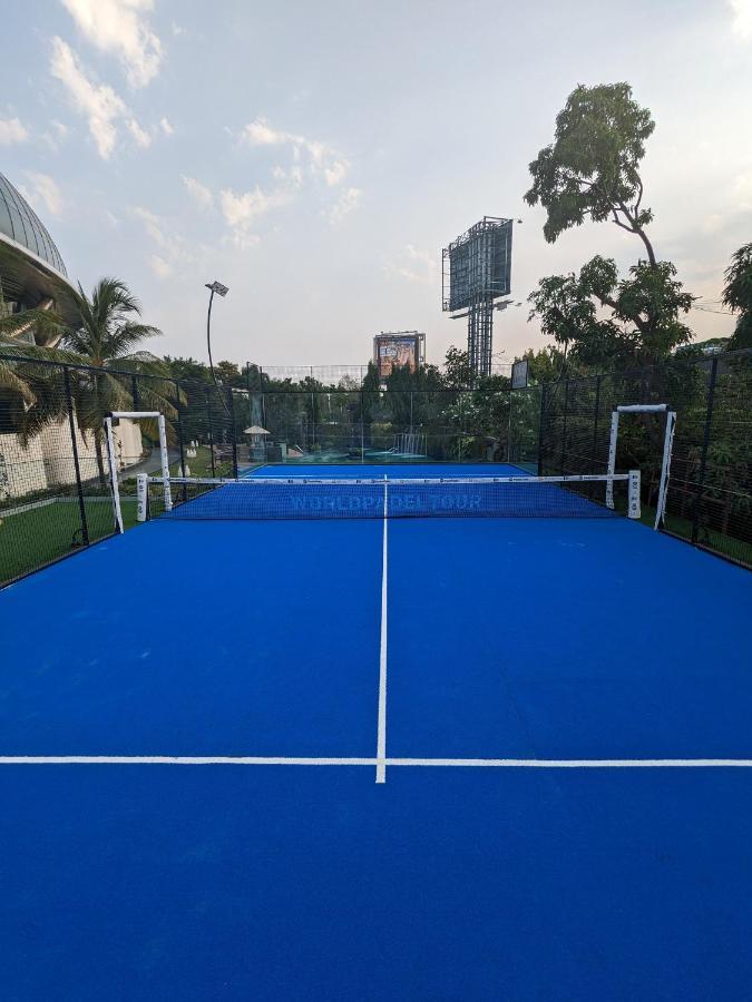 Hotel Sahara Star Mumbai Exterior foto A blue turf hockey field