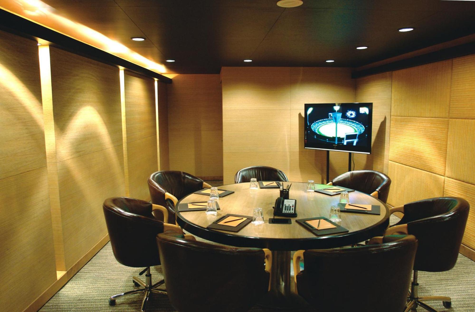 Hotel Sahara Star Mumbai Exterior foto A meeting room with a videoconferencing system