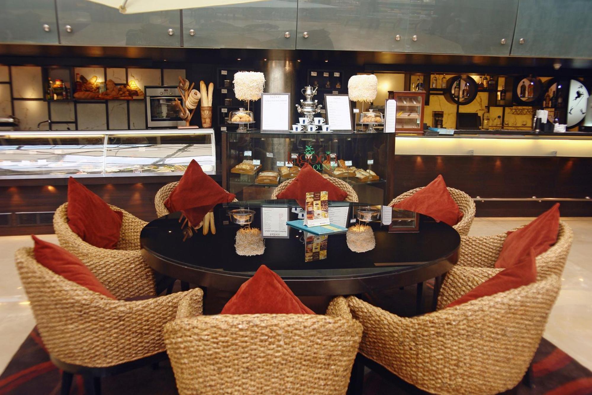 Hotel Sahara Star Mumbai Exterior foto The lounge at the airport