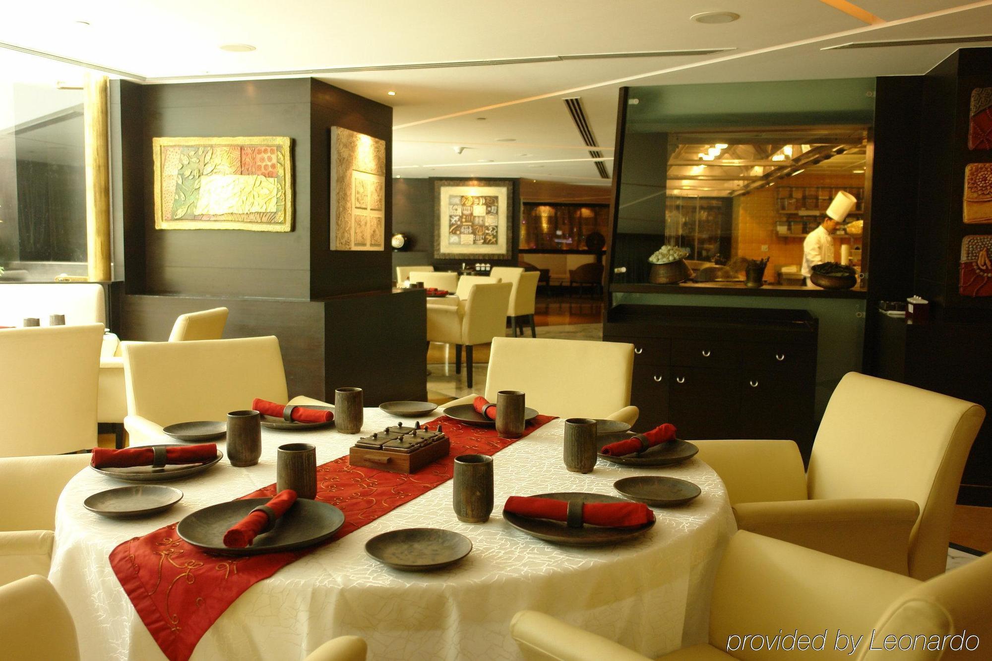 Hotel Sahara Star Mumbai Restaurant foto A restaurant in a hotel