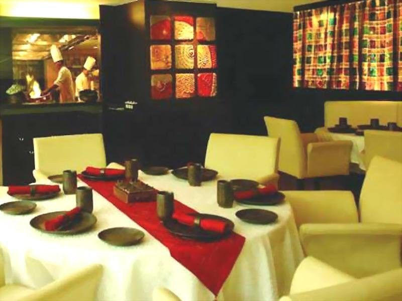 Hotel Sahara Star Mumbai Exterior foto Interior of the restaurant