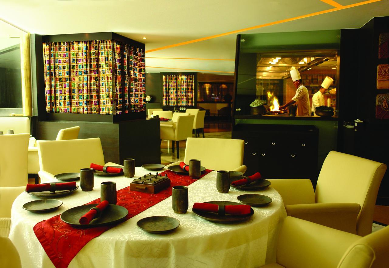 Hotel Sahara Star Mumbai Exterior foto The interior of the restaurant