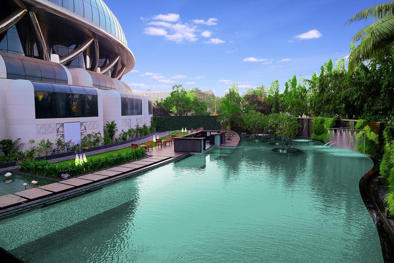 Hotel Sahara Star Mumbai Exterior foto The pool at the hotel