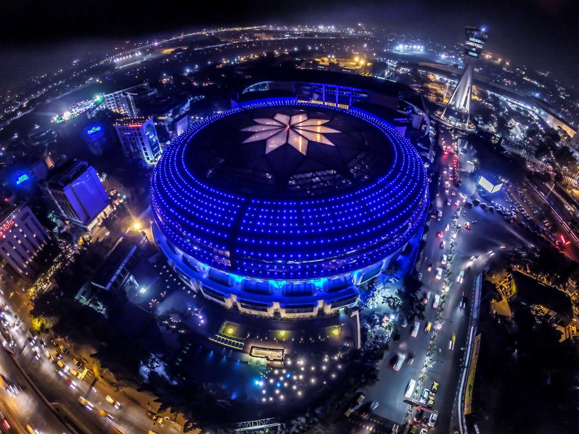 Hotel Sahara Star Mumbai Exterior foto The complex at night